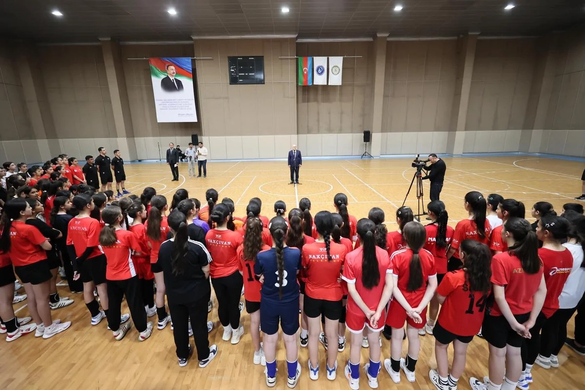 Federasiya prezidenti yeniyetmə voleybolçularla görüşüb 