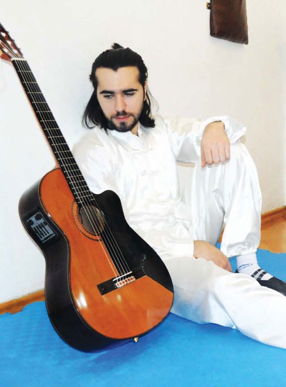 «Bir gün anama dedim ki, mənə gitara al»