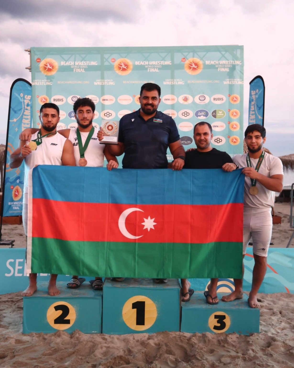 Çimərlik güləşində tarixi uğur  