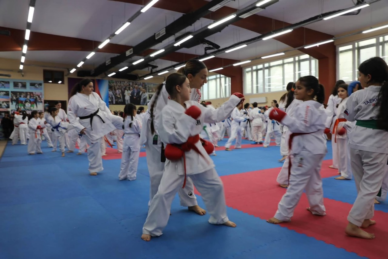 Bakıda 200 -dən çox xanım idmançının iştirakı ilə karate seminarı keçirilib  