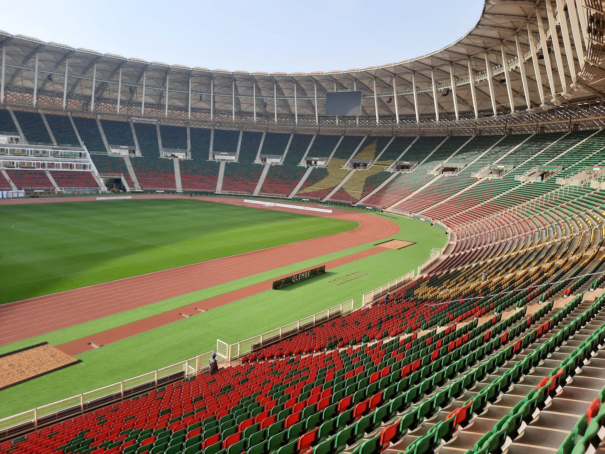 Kamerunda azarkeşlər stadionlara tələsirlər - Fotoreportaj