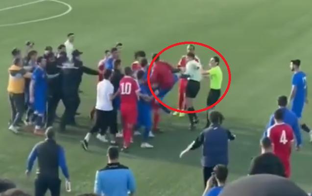 Region liqasında biabırçılıq - Futbolçular hakimi döydü+Video