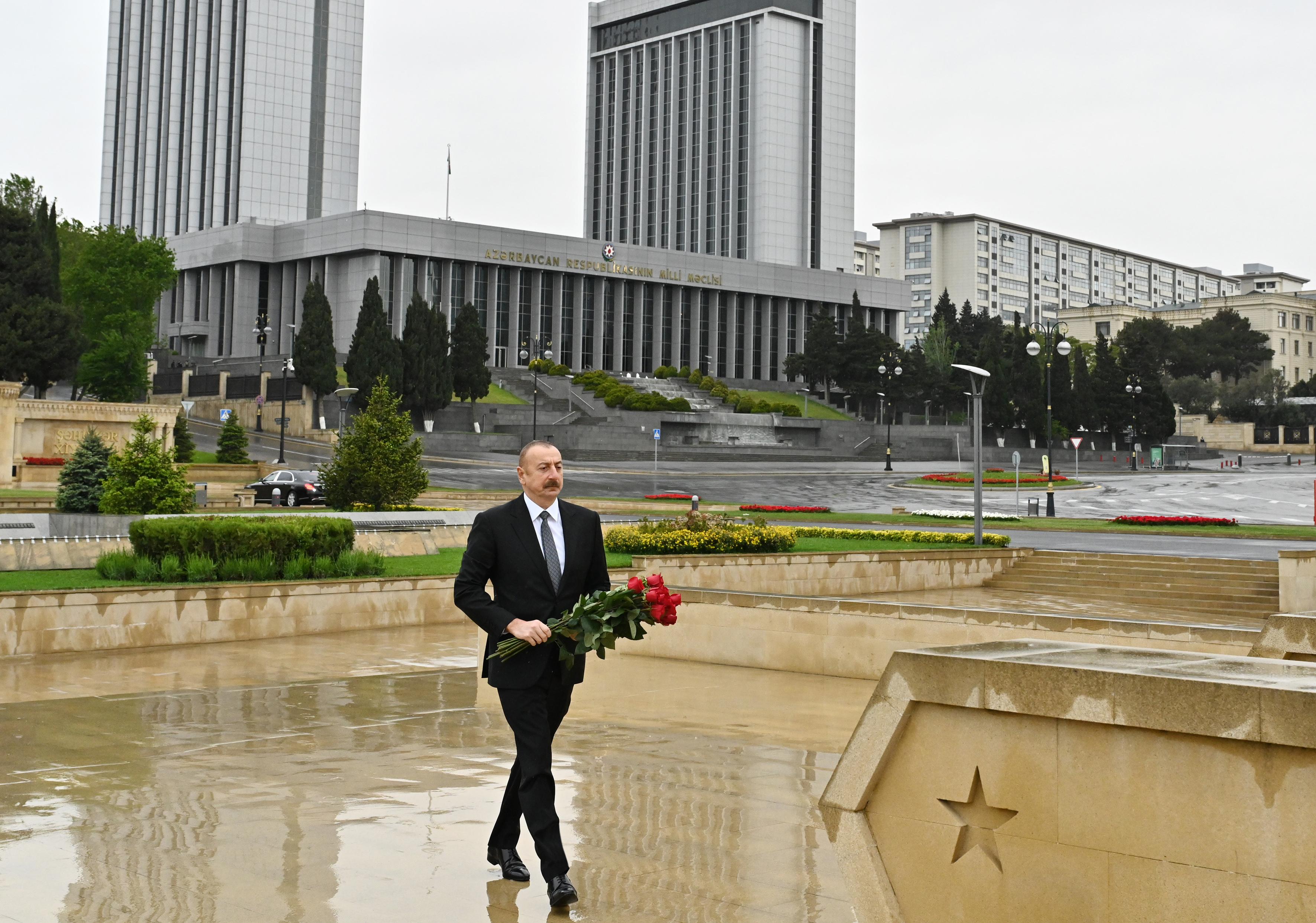 Prezident faşizm üzərində Qələbə uğrunda həlak olan Azərbaycan övladlarının xatirəsini ehtiramla anıb