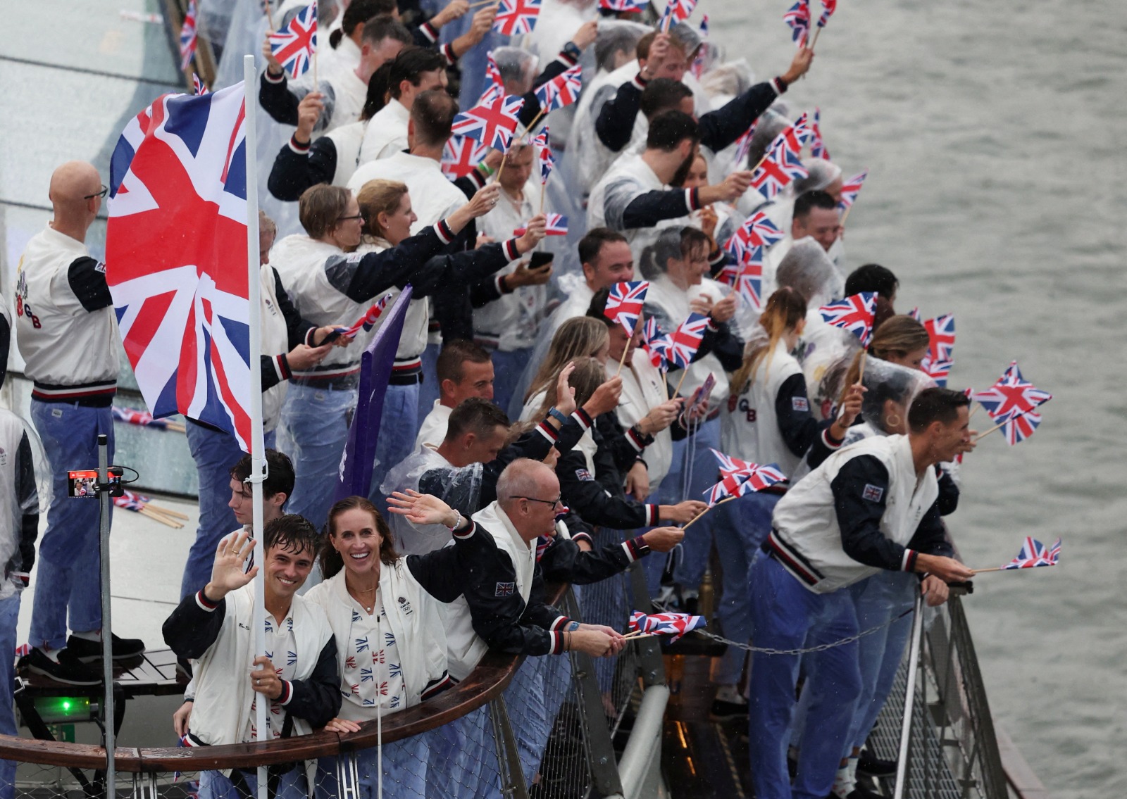 Britaniyalı idmançılar Olimpiya kəndindən kənarda qidalanırlar