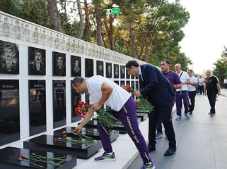 Olimpiya çempionları ümummilli lider Heydər Əliyevin məzarını ziyarət ediblər