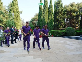 Olimpiya çempionları ümummilli lider Heydər Əliyevin məzarını ziyarət ediblər