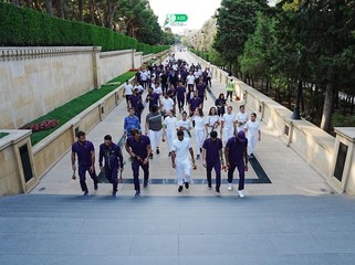 Olimpiya çempionları ümummilli lider Heydər Əliyevin məzarını ziyarət ediblər