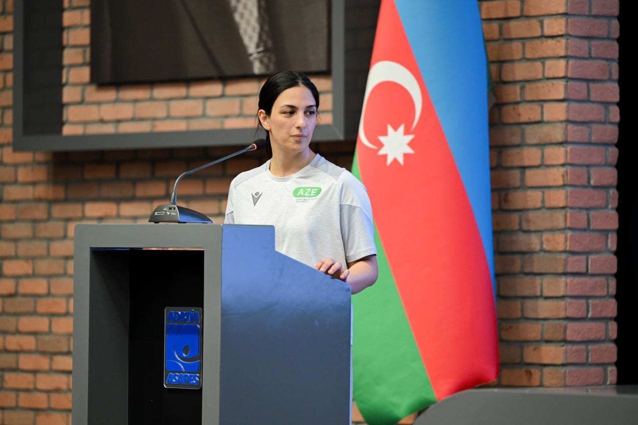 Fərid Qayıbov beynəlxalq arenalarda uğur qazanan idmançılarla görüşüb - FOTO