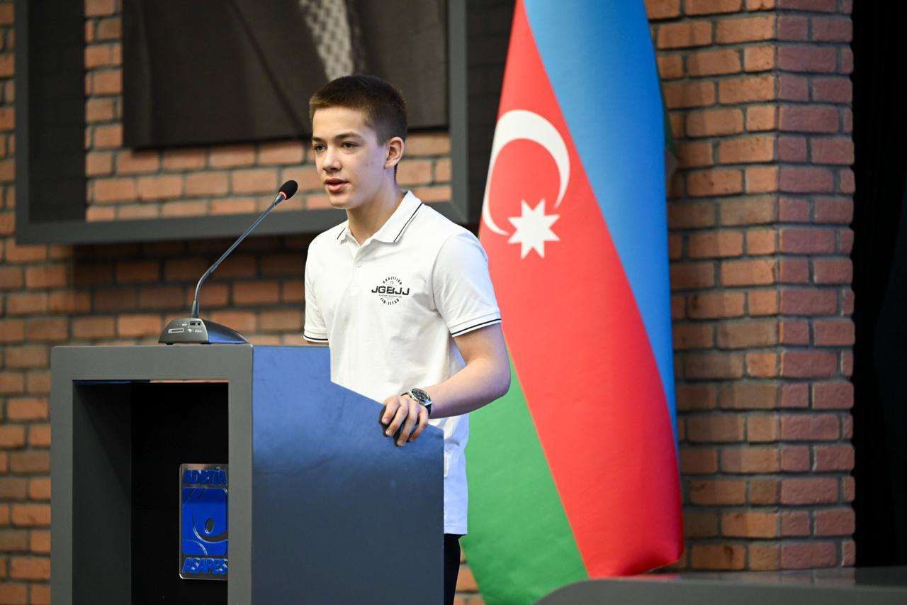 Fərid Qayıbov beynəlxalq arenalarda uğur qazanan idmançılarla görüşüb - FOTO