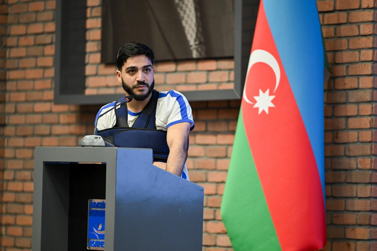 Fərid Qayıbov beynəlxalq arenalarda uğur qazanan idmançılarla görüşüb - FOTO