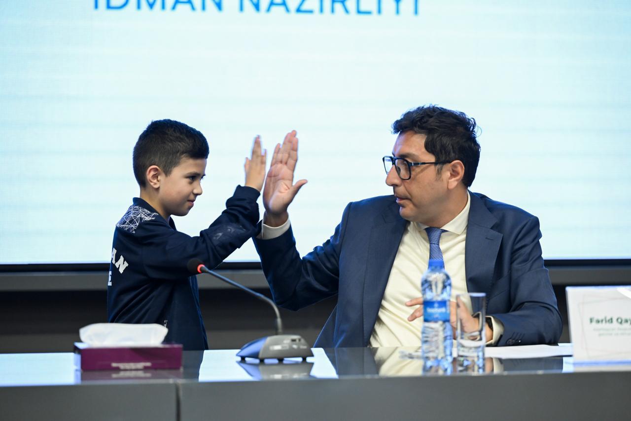 Fərid Qayıbov beynəlxalq arenalarda uğur qazanan idmançılarla görüşüb - FOTO