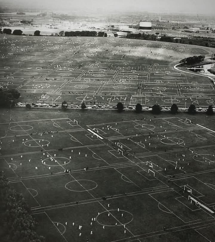 Eyni vaxtda 111 futbol matçı - Bir şəklin tarixçəsi 