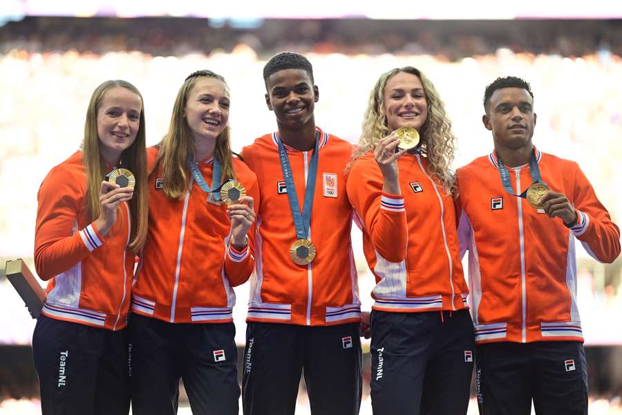 Olimpiya çempionu medalını hərraca çıxarıb
