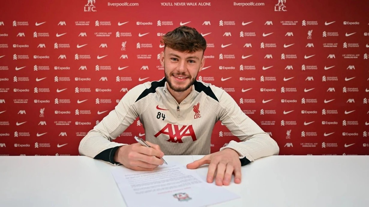 "Liverpul" müdafiəçisi ilə müqaviləni yenilədi