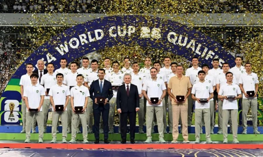 Özbəkistanlı futbolçular arenada avtomobillə mükafatlandılar
