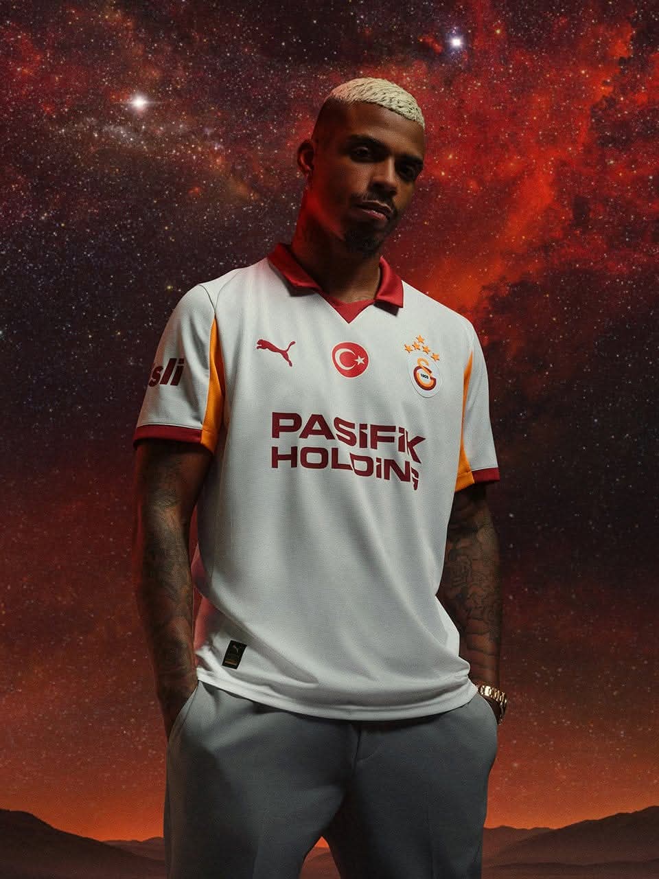 "Qalatasaray" yeni formasını təqdim etdi - FOTO