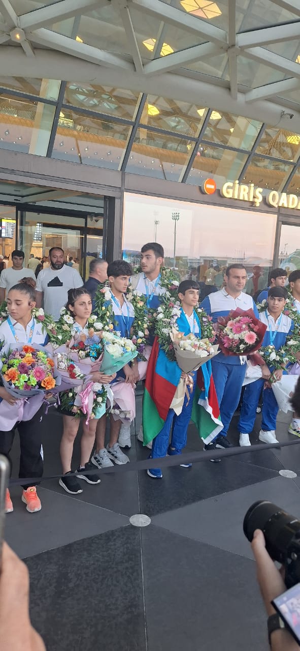 EYOF-da uğur qazanan idmançılar vətənə qayıdıb