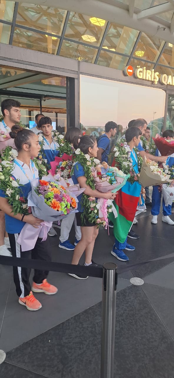 EYOF-da uğur qazanan idmançılar vətənə qayıdıb