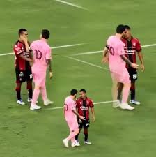 Messi meksikalı futbolçunu vurub