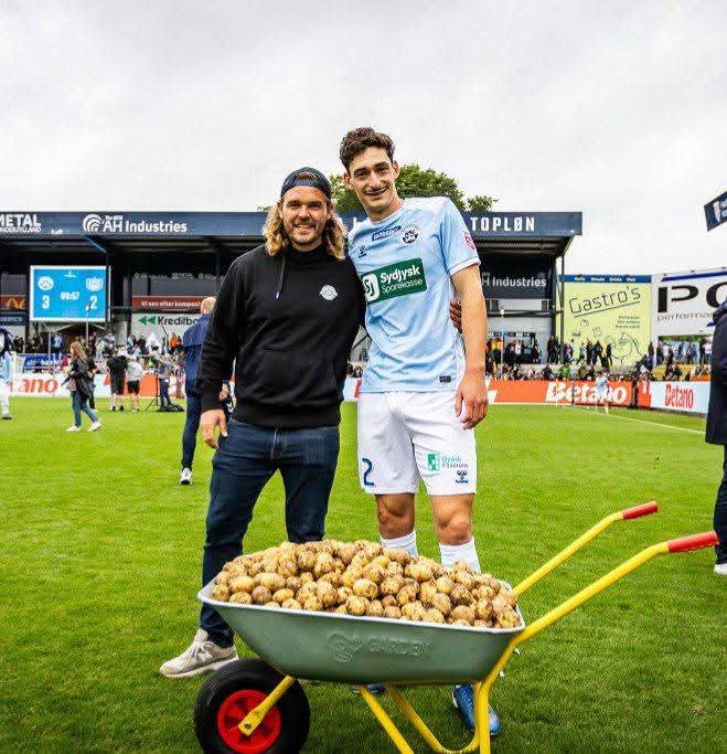 Oyunun ən yaxşı futbolçusuna qeyri-adi hədiyyə&nbsp;