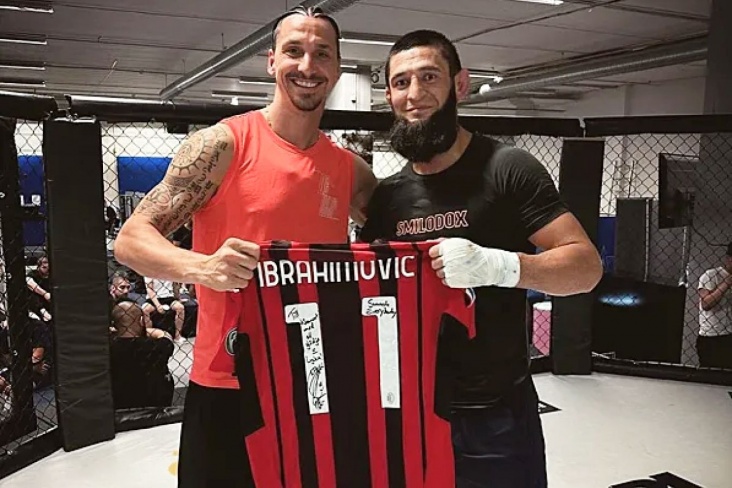 Zlatan dostunu təbrik edib 