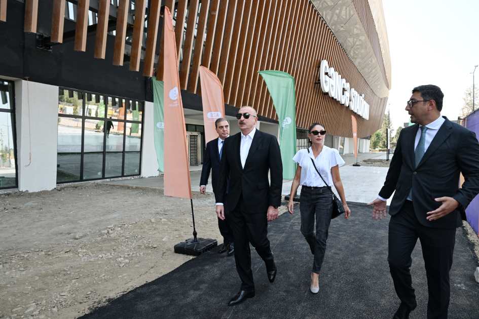 Prezident İlham Əliyev və birinci xanım Mehriban Əliyeva Gəncə şəhər stadionunda tikinti işlərinin gedişi ilə tanış olublar
