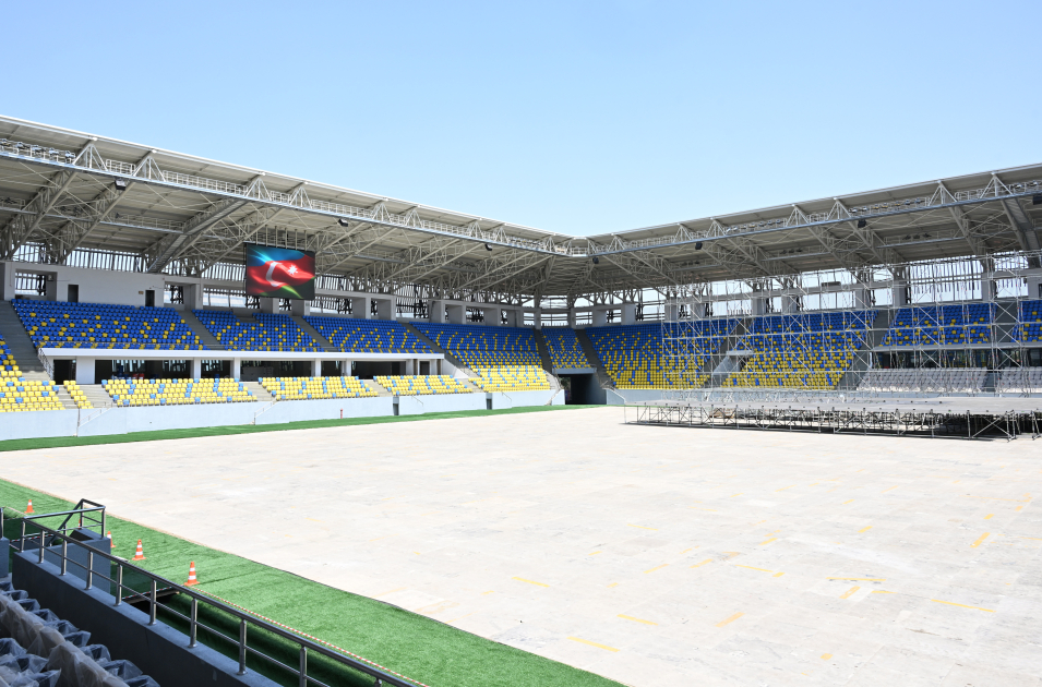Prezident İlham Əliyev və birinci xanım Mehriban Əliyeva Gəncə şəhər stadionunda tikinti işlərinin gedişi ilə tanış olublar