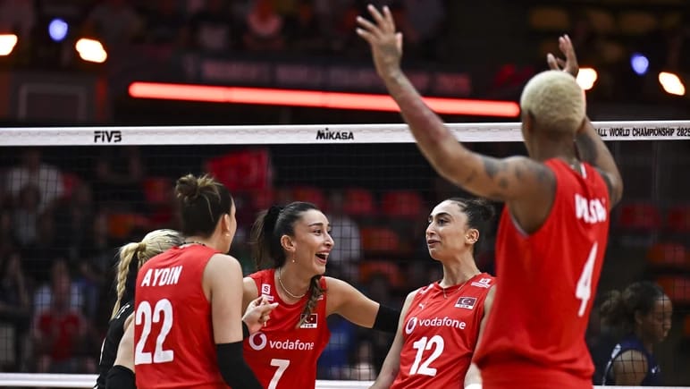 Türkiyə voleybolçuları tarixində ilk dəfə dünya çempionatının yarımfinalında 