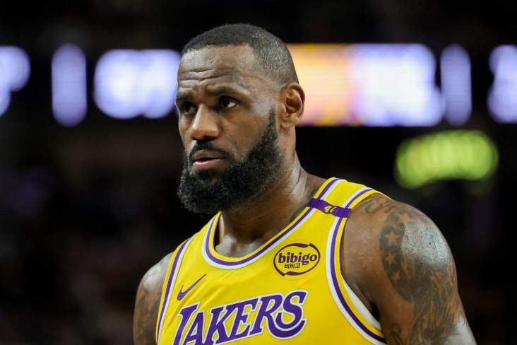 Azarkeş Lebronu məhkəməyə verib