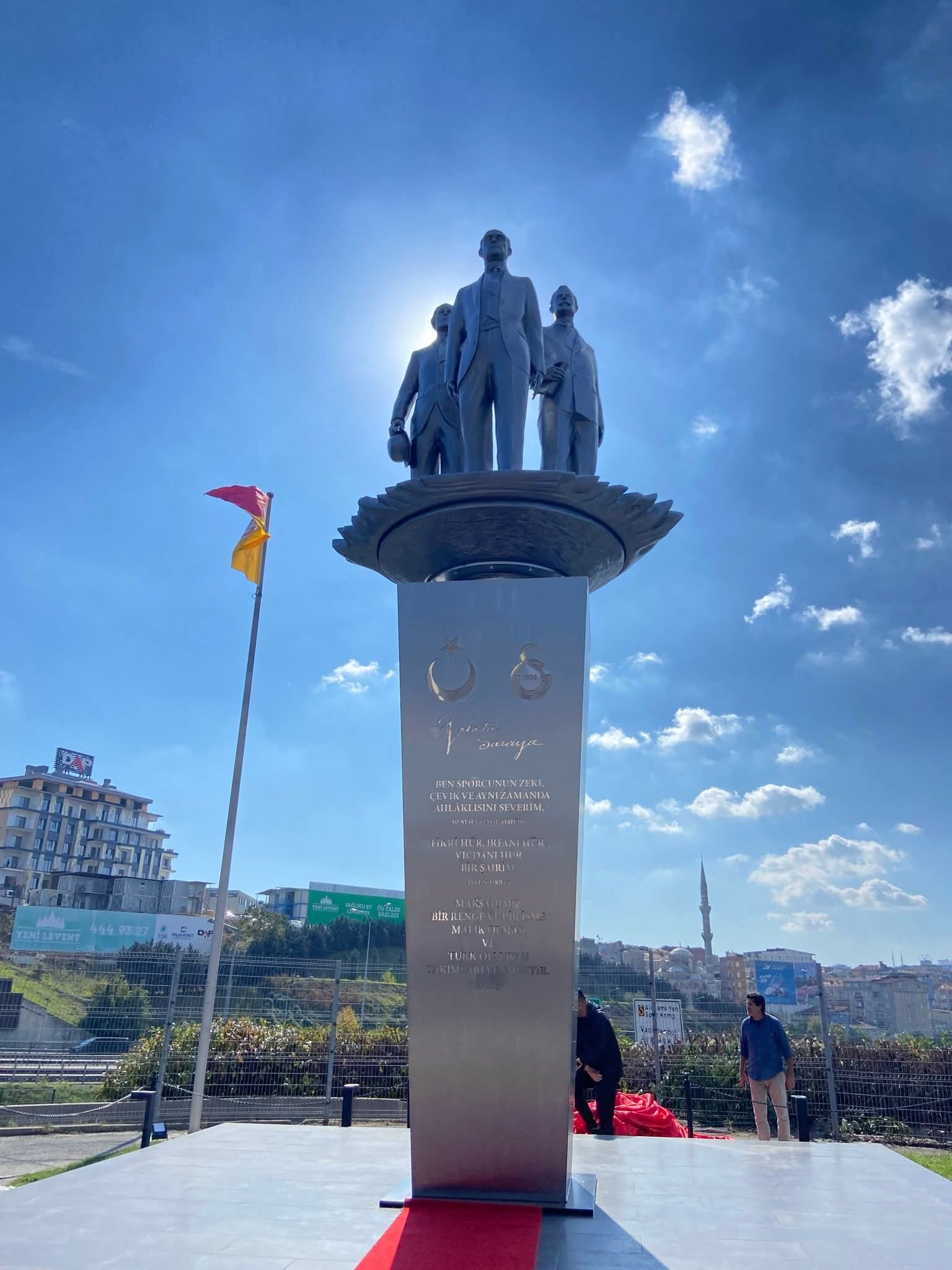 "Qalatasaray" stadionunun önündə xatirə heykəlinin açılışı oldu 