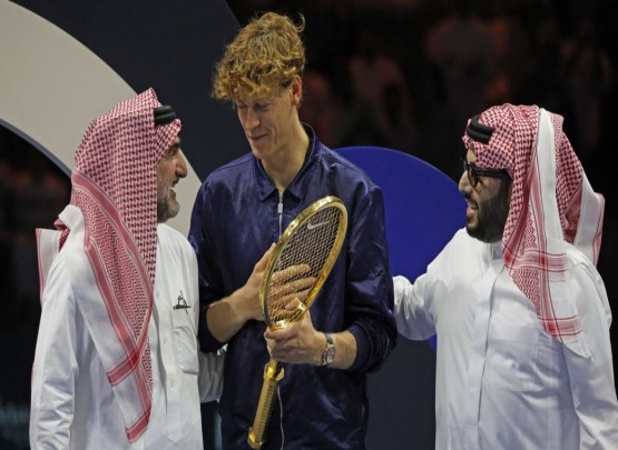 İtaliyalı tennisçi qızıl raketka hədiyyə edilib