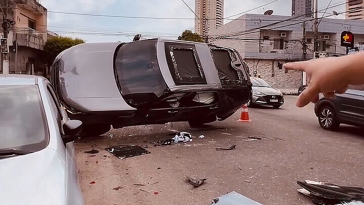 Keçmiş UFC çempionu avtombilini aşırıb