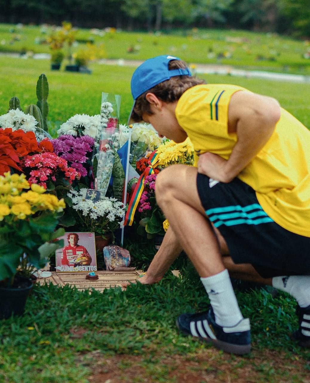 &quot;Mercedes&quot; pilotu Sennanın məzarını ziyarət edib - FOTO