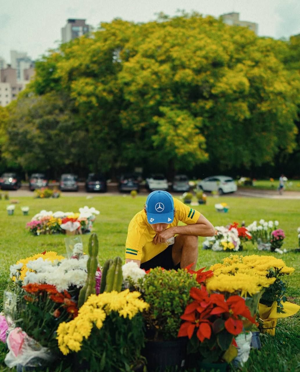&quot;Mercedes&quot; pilotu Sennanın məzarını ziyarət edib - FOTO