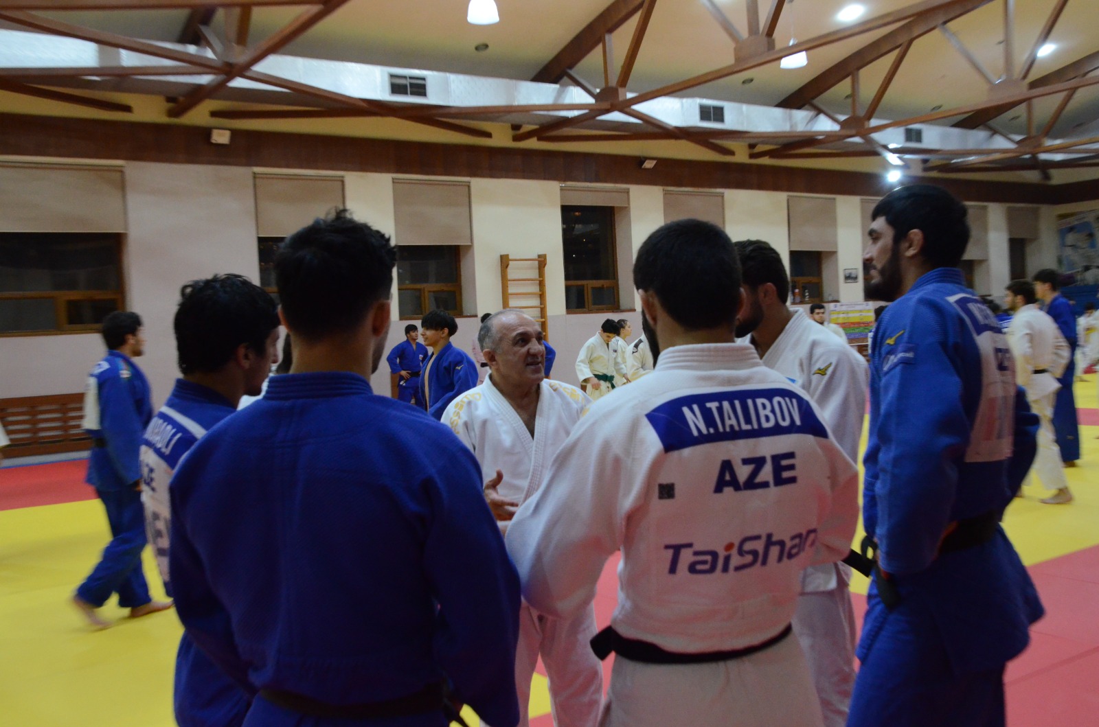 Liqa yarışlarının qalibləri ilə görüş keçirilib