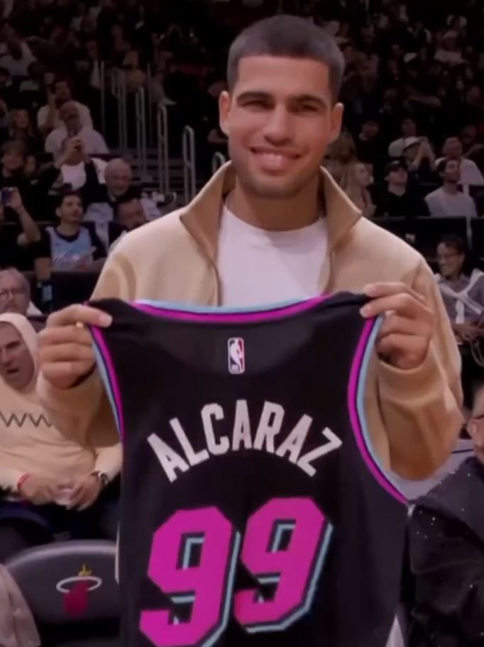 Karlos Alkaraza Myamidə forma hədiyyə edilib