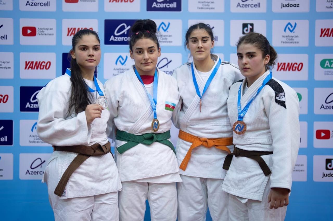 "Judo Club 2012"nin qızları ölkə birinciliyinin mükafatçıları sırasında&nbsp;