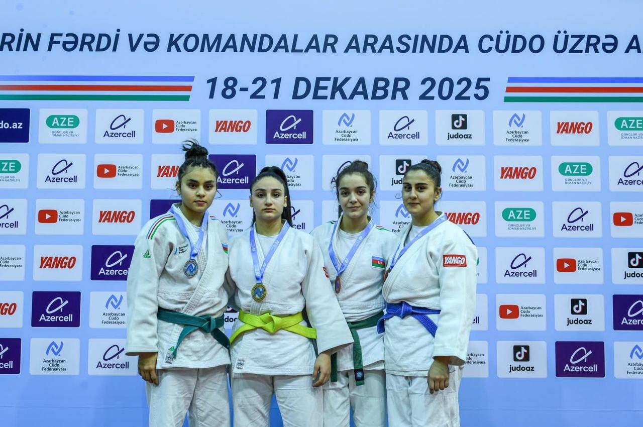 "Judo Club 2012"nin qızları ölkə birinciliyinin mükafatçıları sırasında&nbsp;