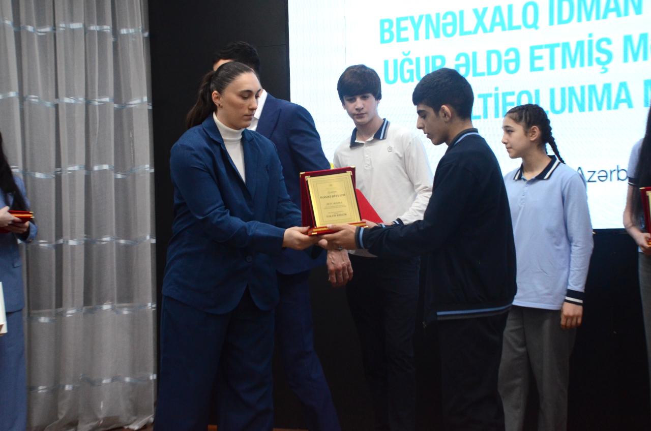 İdman sahəsində uğur qazanan məktəblilər Milli Olimpiya Komitəsində təltif olundu