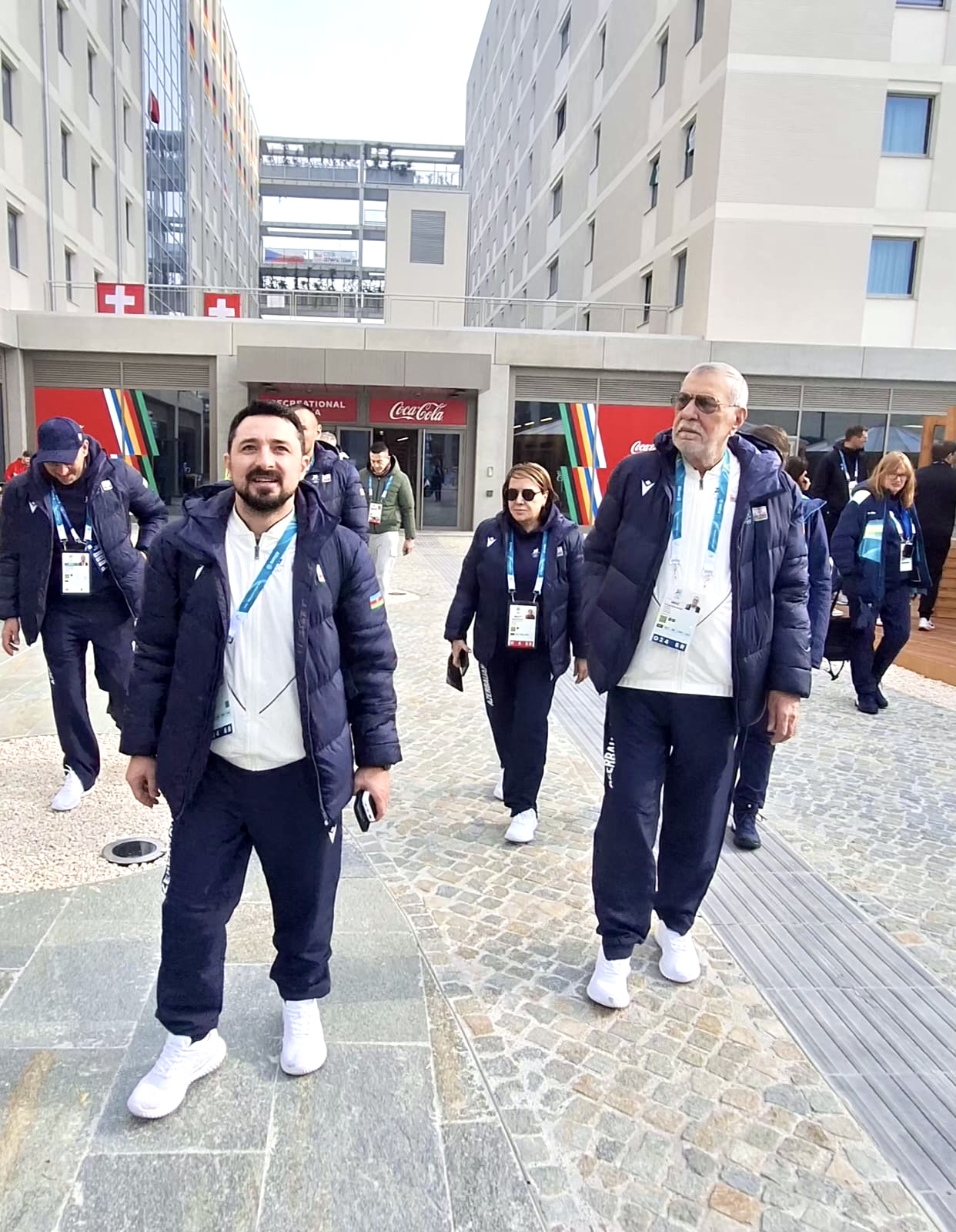 MOK RƏSMİLƏRİ MİLANDA ATLETLƏR KƏNDİNDƏ OLUBLAR