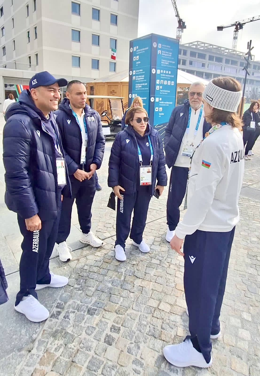 MOK RƏSMİLƏRİ MİLANDA ATLETLƏR KƏNDİNDƏ OLUBLAR