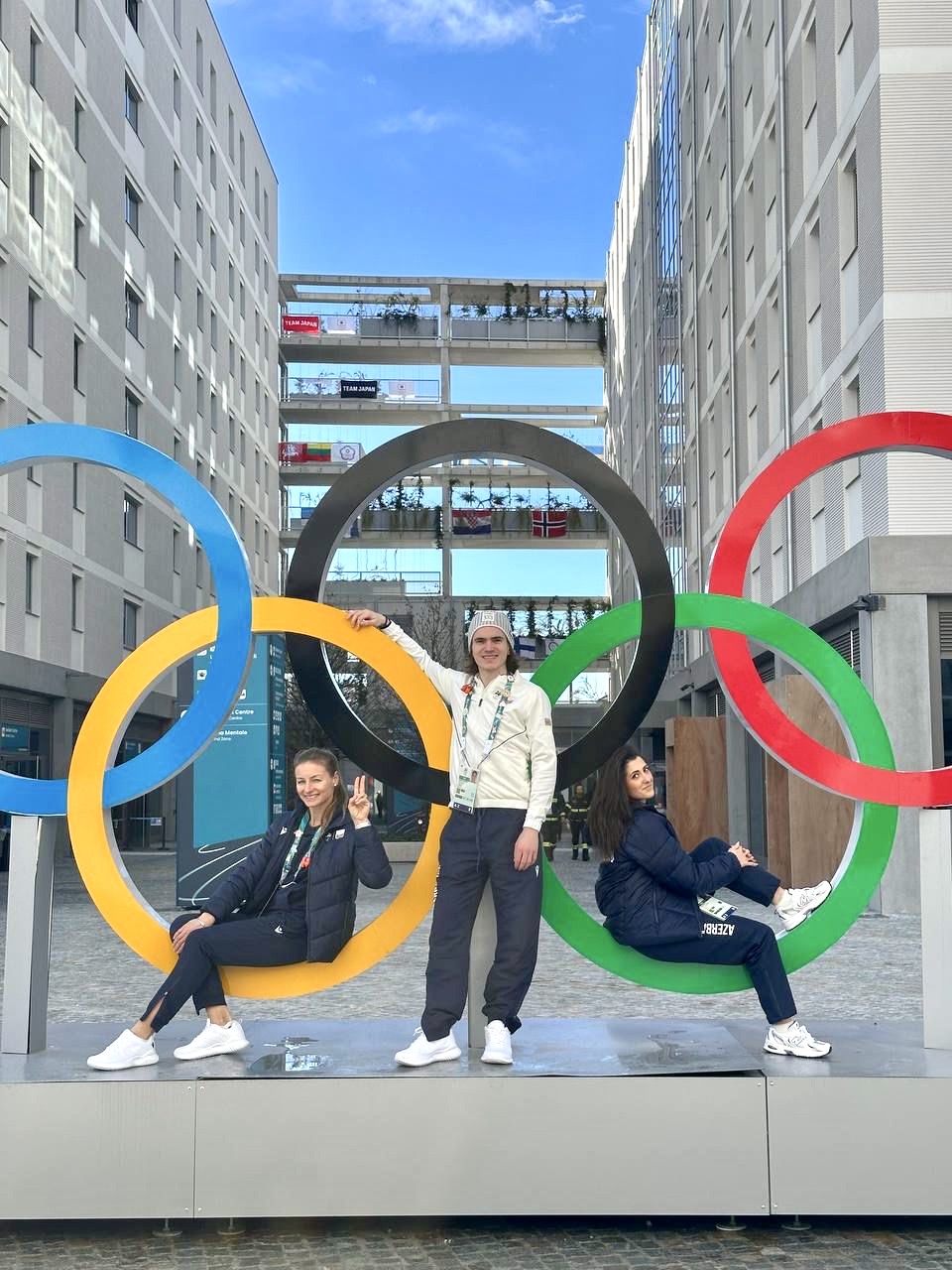 MOK RƏSMİLƏRİ MİLANDA ATLETLƏR KƏNDİNDƏ OLUBLAR