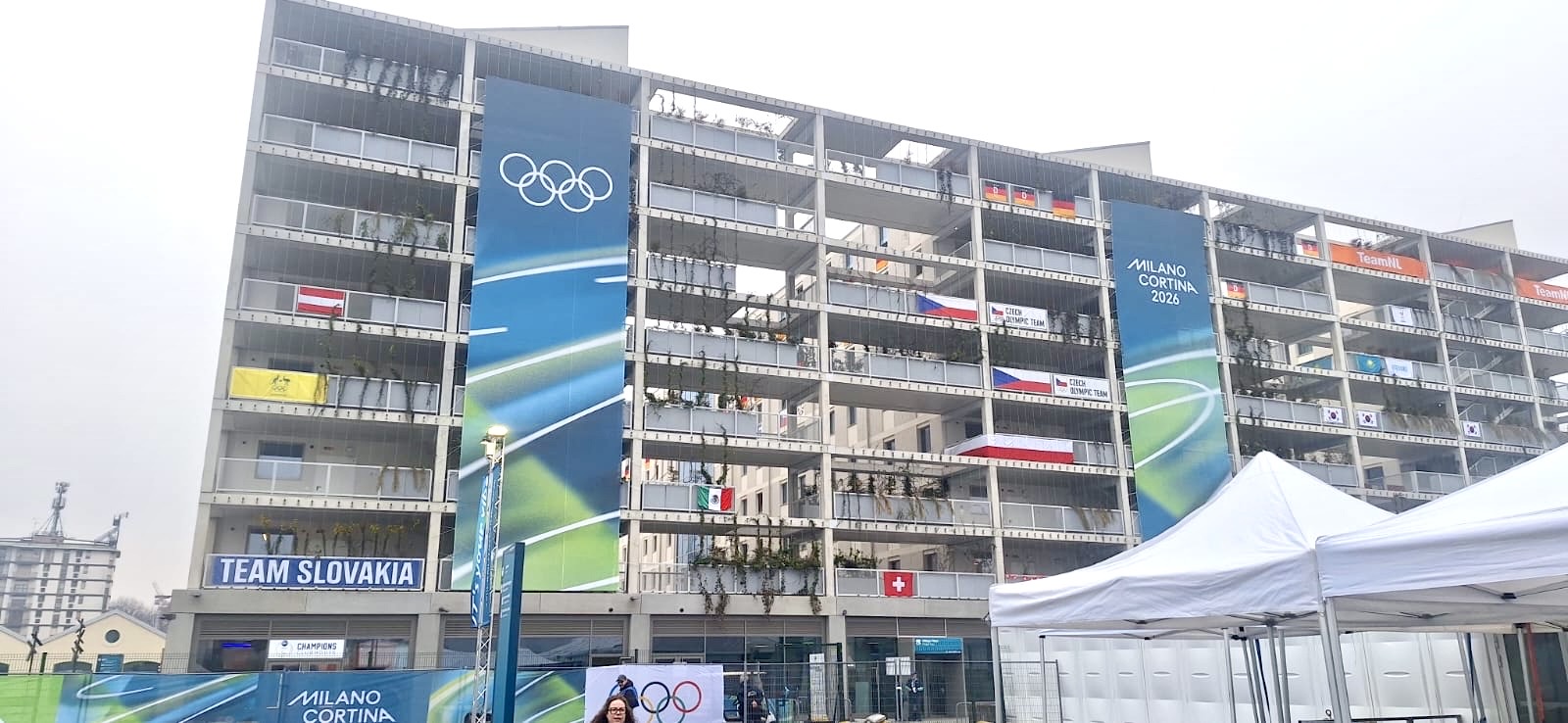 MOK RƏSMİLƏRİ MİLANDA ATLETLƏR KƏNDİNDƏ OLUBLAR