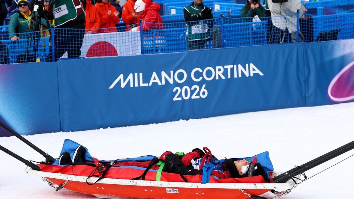 Yıxılan çinli snoubordçunu xərəklə apardılar 