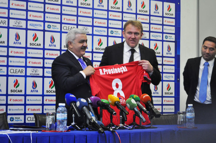 Robert Prosineçki yığmanın baş məşqçisi vəzifəsinə təsdiq edilib