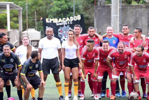 Model futbolçuların diqqətini yayındırdı