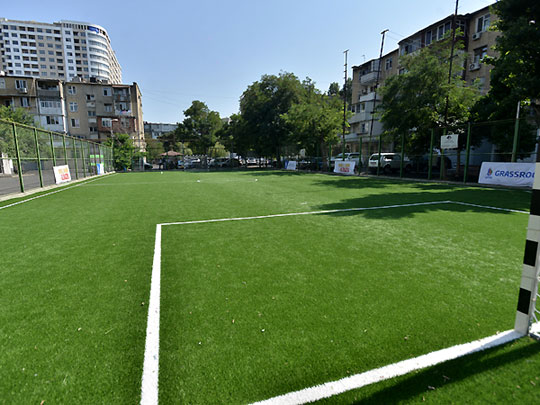Bakıda daha bir süni örtüklü meydança