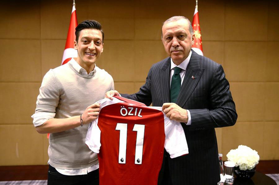 Ərdoğan: "Özilin gözlərindən öpürəm"