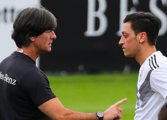 Özil Lövlə görüşməkdən imtina edib