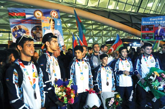 Yeniyetmələrin III Yay Olimpiya Oyunlarında iştirak edən Azərbaycan idmançıları Vətənə qayıdıblar